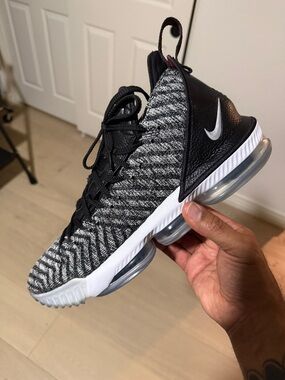 Nike LeBron 16 “Oreo” (SKU AO2588006) Men’s Sneakers Size 13M - SUPER CLEAN